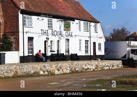 Kunden vor The Royal Oak Pub an der Uferpromenade am Langstone, Hampshire, UK Stockfoto