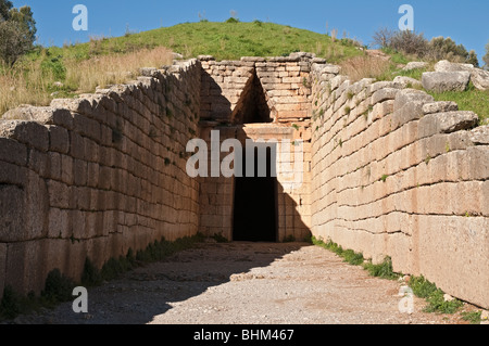 Eintritt in das Schatzhaus des Atreus ein mykenischen Tholos, Bienenstock Grab; in Mykene; Argolis, Peloponnes, Griechenland Stockfoto