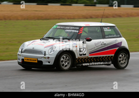 Mini Miglia Herausforderung beim britischen Motorsport-Festival in Castle Combe, Wiltshire. Stockfoto