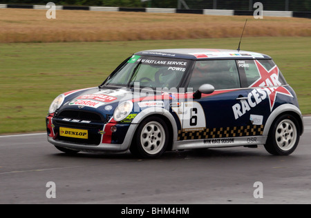 Mini Miglia Herausforderung beim britischen Motorsport-Festival in Castle Combe, Wiltshire. Stockfoto