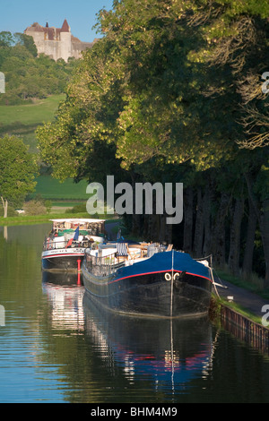 Lastkähne gebunden an die Bank der Burgund-Kanal, Chateauneuf En Auxois, Cote d ' or, Burgund, Frankreich Stockfoto