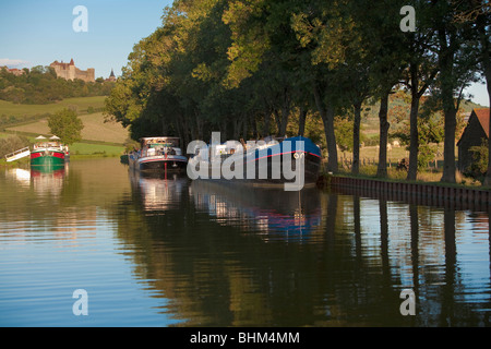 Lastkähne gebunden an die Bank der Burgund-Kanal, Chateauneuf En Auxois, Cote d ' or, Burgund, Frankreich Stockfoto