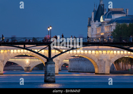 Pont des Arts, Pont Neuf, Consiergerie auf Ile De La Cite, Ufer, Paris, Frankreich Stockfoto