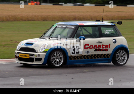 Mini Miglia Herausforderung beim britischen Motorsport-Festival in Castle Combe, Wiltshire. Stockfoto