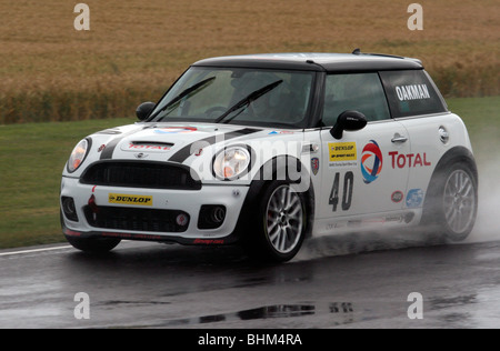 Mini Miglia Herausforderung beim britischen Motorsport-Festival in Castle Combe, Wiltshire. Stockfoto