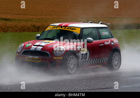 Mini Miglia Herausforderung beim britischen Motorsport-Festival in Castle Combe, Wiltshire. Stockfoto