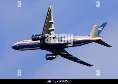 Boeing 777 betrieben von United Airlines klettern Sie aus nehmen Sie am Flughafen London Heathrow Stockfoto