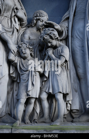 Ausschnitt aus einer Statue einer viktorianischen Familiengruppe in St Cuthbert Kirchhof Edinburgh Stockfoto