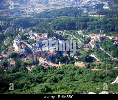 Blick auf die Stadt vom maurischen Schloss, Sintra, Region Lissabon, Portugal Stockfoto