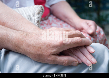 Bild älteres Ehepaar Hand in Hand abgeschnitten. Stockfoto