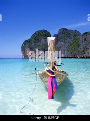 Traditionelles thailändisches Langboot in Mahya Bay, Koh Phi Phi Leh Island, Provinz Krabi, Königreich Thailand Stockfoto