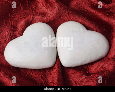 Zwei Herzform Lebkuchen Kuchen auf scharlachroten Stoff Stockfoto