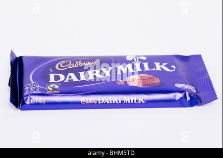 Eine Bar Cadbury Dairy Milk chocolate auf weißem Hintergrund Stockfoto