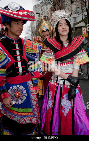 Paris, Frankreich, chinesische Frauen in traditionellen chinesischen Kleidern beim chinesischen Neujahrsfest in Chinatown, chinesische Teenager, Urlaub Spaß Stockfoto