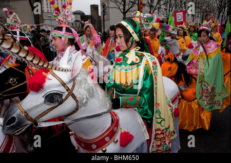 Paris, Frankreich, chinesische Frauen, gekleidet in traditionellen chinesischen Kleider in "Chinese New Year" Karneval in Chinatown Stockfoto