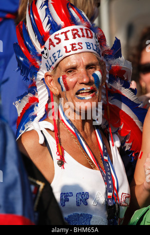 Ein französischer Unterstützer in den Tribünen jubelt vor dem Auftakt des Finales der FIFA-Weltmeisterschaft zwischen Frankreich und Italien am 9. Juli 2006 in Berlin. Stockfoto