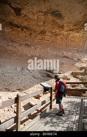 Besucher mit Hinweisschild Schicksal Bell Anhang Seminole Canyon Felskunst Texas USA Stockfoto