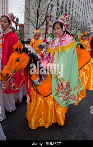 Paris, Frankreich, chinesische Frauen in traditionellen chinesischen Kleidern gekleidet in "Chinese New Year" Karneval in Chinatown, Pferd Stockfoto