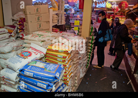 Paris, Frankreich, Menschen Essen Einkaufen im chinesischen Supermarkt, "The Big Store" Lebensmittelgeschäft in Chinatown, Reis Stockfoto