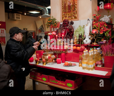 Paris, Frankreich, Chinesischer Mann betet am Altar im buddhistischen Tempel, Chinatown, verschiedene Kulturen Religion, pariser chinesische Gemeinschaft Stockfoto