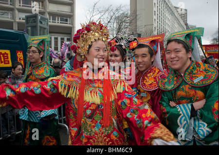 Paris, Frankreich, Chinesische Frauen in traditionellen Kleidern beim chinesischen Neujahrsfest in Chinatown, Jugendliche tanzen draußen, chinesische Teenager, Urlaubsspaß Stockfoto