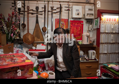 Paris, Frankreich, Porträt Chinesischer Mann im buddhistischen Tempel, Chinatown, Paris traditionelle pariser chinesische Gemeinde, orientalischer Mann mit Blick nach unten Stockfoto