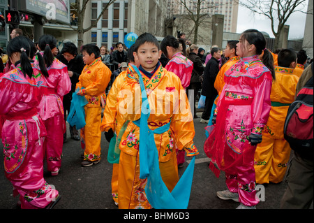 Paris, Frankreich, Menschenmenge französischer Chinesen, Kinder in traditionellen Kostümen, die beim „Chinesischen Neujahrsfest“-Karneval in Chinatown marschieren, Freiveranstaltung frankreich, Einwanderer Europa Stockfoto