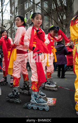 Paris, Frankreich, Chinesische Frauen in traditionellen chinesischen Kleidern, auf Rollerblades im „Chinesischen Neujahrsfest » Karneval, junge Frau in einer Menge Stockfoto