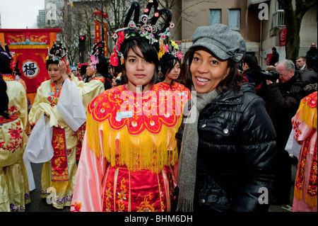 Paris, Frankreich, Chinesische Frauen in traditionellen chinesischen Kleidern beim „Chinesischen Neujahrskarneval“ in Chinatown, Einwanderer Europa, Freunde auf der Straße frankreich multirassische Gruppe Stockfoto