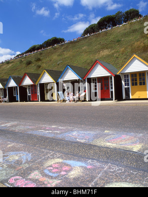 Bunte Strandhäuschen auf Promenade, Bournemouth, Dorset, England, Vereinigtes Königreich Stockfoto