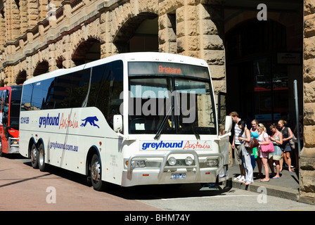 Langstrecken-Bus-Service: Passagiere an Bord einen Bus am Anfang einer Reise. Greyhound Australia; öffentliche Verkehrsmittel; Australische Bus oder Reisebus Stockfoto