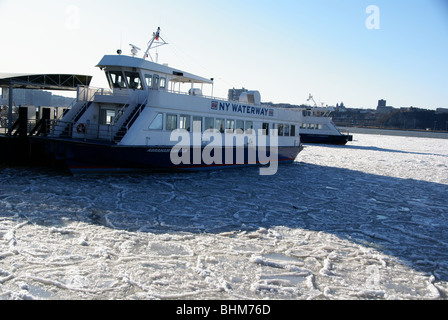 NY Waterway Fähren verkehren bei Minusgraden auf eisigen Hudson river Stockfoto