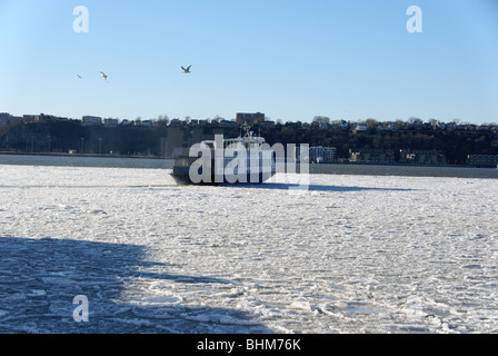 NY Waterway Fähren verkehren bei Minusgraden auf eisigen Hudson river Stockfoto