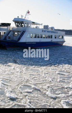 NY Waterway Fähren verkehren bei Minusgraden auf eisigen Hudson river Stockfoto