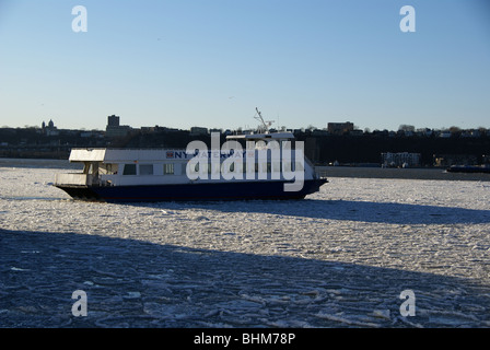 NY Waterway Fähren verkehren bei Minusgraden auf eisigen Hudson river Stockfoto