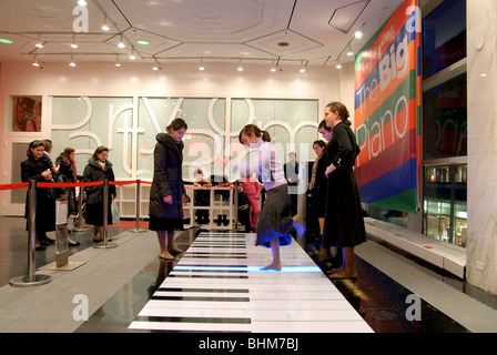 Die großen Klavier bei FAO Schwarz in New York City auf der 5th Avenue Stockfoto