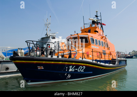 Ramsgate Trent Klasse Rettungsboot Esme Anderson 14-02 vertäut im Hafen von The Royal Stockfoto