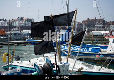 Markierungsfahnen auf eine Angeln Boot im königlichen Hafen von Ramsgate, Kent, Großbritannien Stockfoto