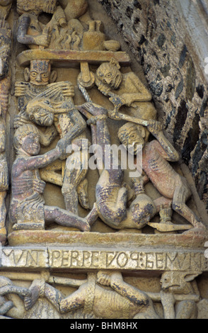 Bad Drunken Monk an Füßen gehängt, c12. romanische Schnitzerei, Tympanon, West Portal, Abbey Church of Sainte-Foy, Conques, Aveyron, Frankreich Stockfoto