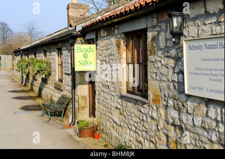 Kleine Geschäfte in der Marktgemeinde Helmsley North Yorkshire UK Stockfoto