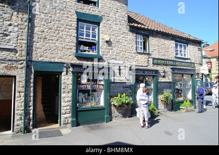 Kleine Geschäfte in der Marktgemeinde Helmsley North Yorkshire UK Stockfoto