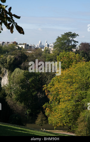 Paris - Buttes Chaumont Park in einem sonnigen Herbsttag Stockfoto