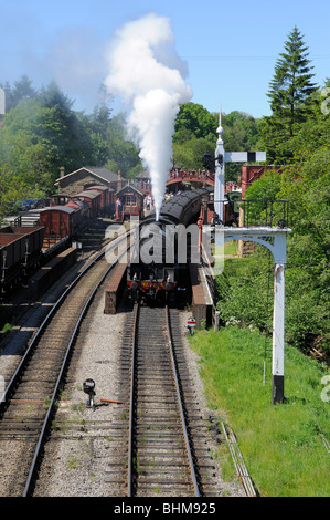 Dampfzug verlassen Goathland Station North Yorkshire UK. Stockfoto