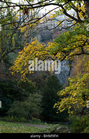 Paris - Buttes Chaumont Park im Herbst Stockfoto