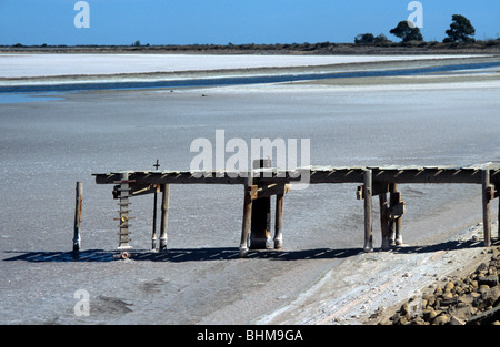 Hölzerne Steg & Salz Pfannen oder Salinen, in der Nähe von Aigues-Mortes oder Aigues Mortes, Camargue, Provence, Frankreich Stockfoto