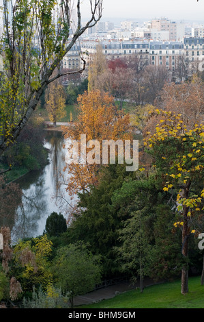 Paris - Buttes Chaumont Park im Herbst Stockfoto