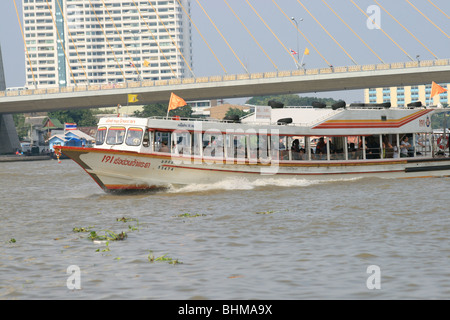 Boot auf dem Chao Phaya River in Bangkok, Thailand. Stockfoto