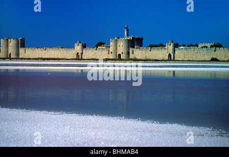 Porte de la Marine (13.) & mittelalterliche Meer-, Stadt- oder Stadtmauern, reflektiert in Salzpfannen oder Salzebenen, Aigues-Mortes oder Aigues Mortes, Camargue, Frankreich Stockfoto