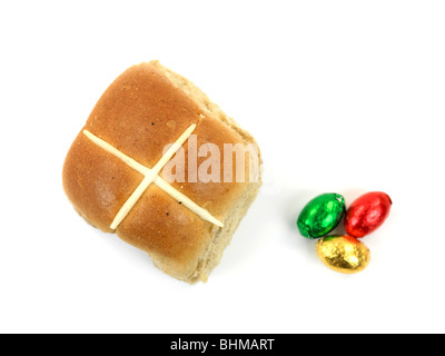 Hot Cross Buns vor einem weißen Hintergrund isoliert Stockfoto