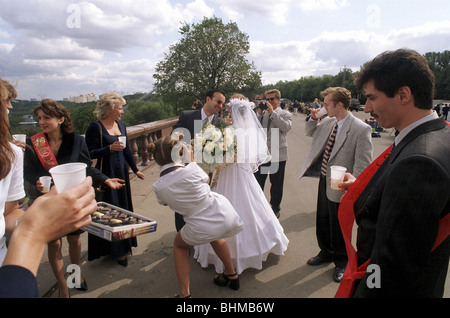 Brautpaar auf den Hügeln von Lenin, Moskau, Russland Stockfoto